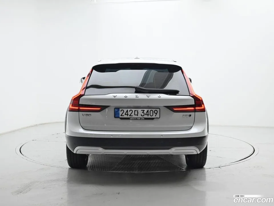 Volvo V90 Cross Country B5 AWD 2025 — thumbnail 4