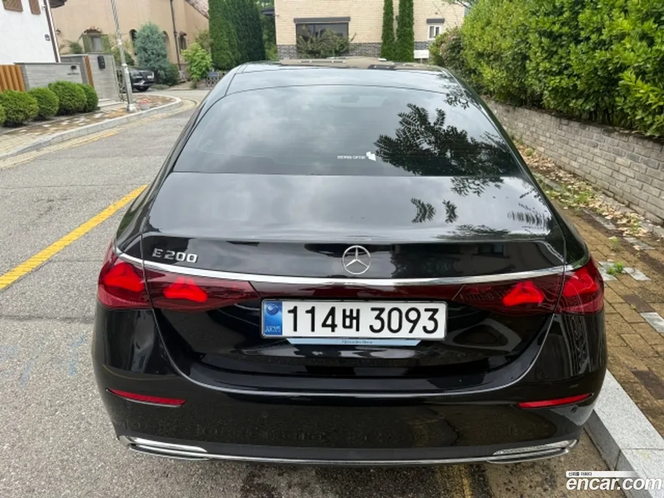 Mercedes-Benz E-Class E200 2025 — thumbnail 4