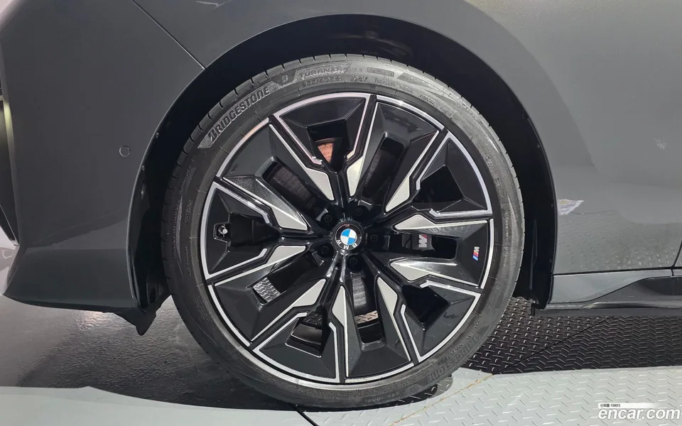 BMW i7 M70 xDrive M 2024 — thumbnail 2