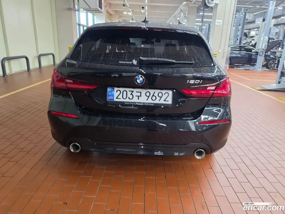 BMW 1 Series 120i 2024 — thumbnail 3