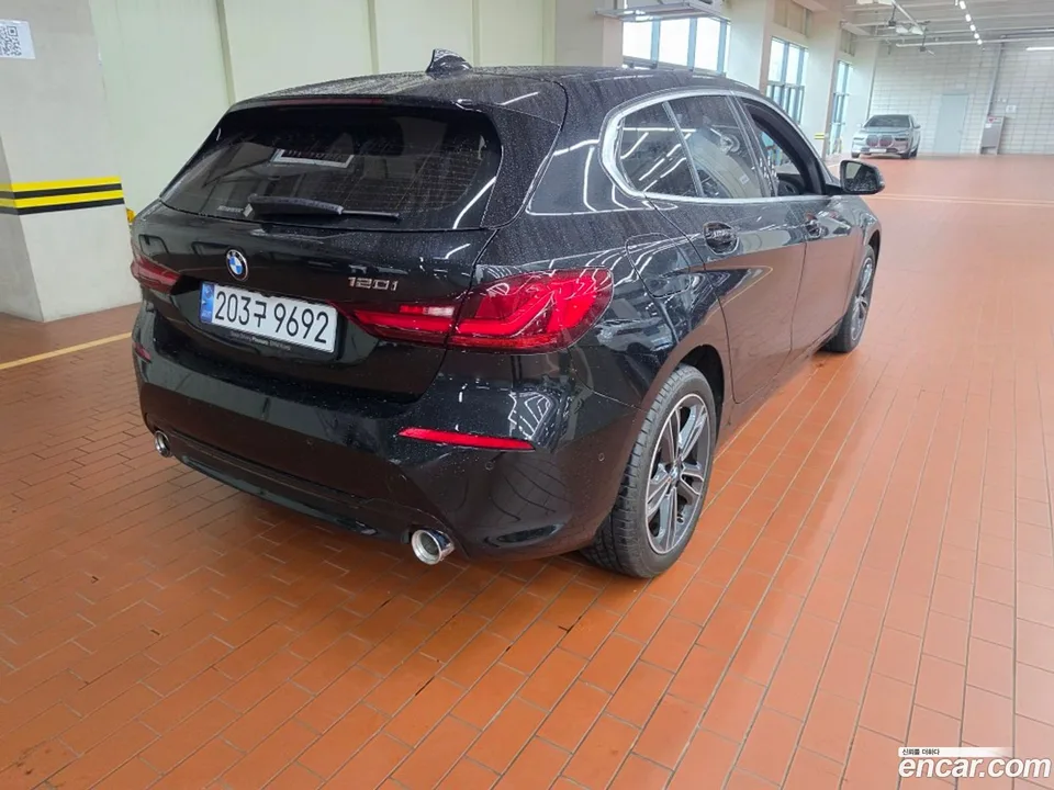 BMW 1 Series 120i 2024 — thumbnail 4