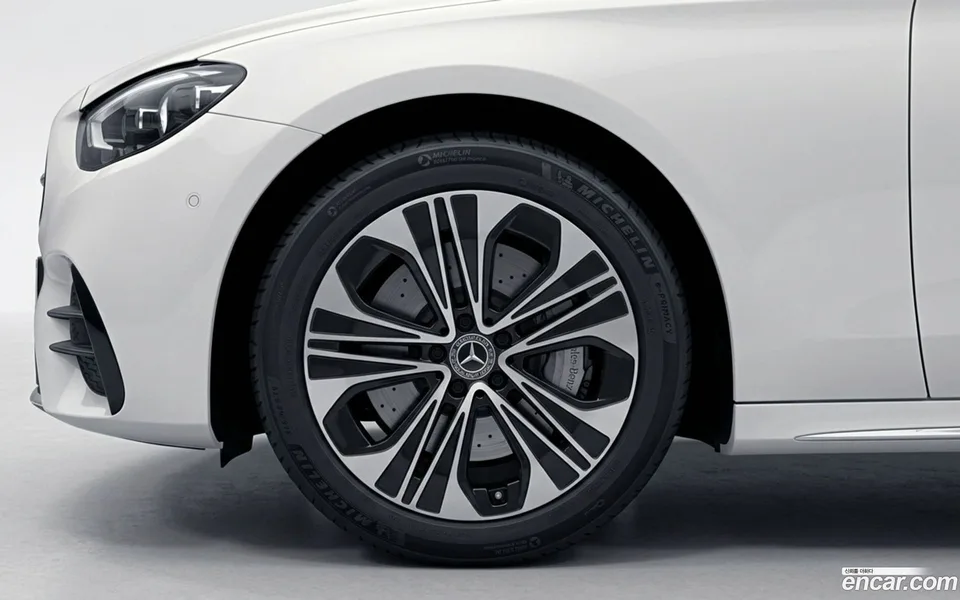 Mercedes-Benz E-Class E350e 4MATIC 2025 — thumbnail 5