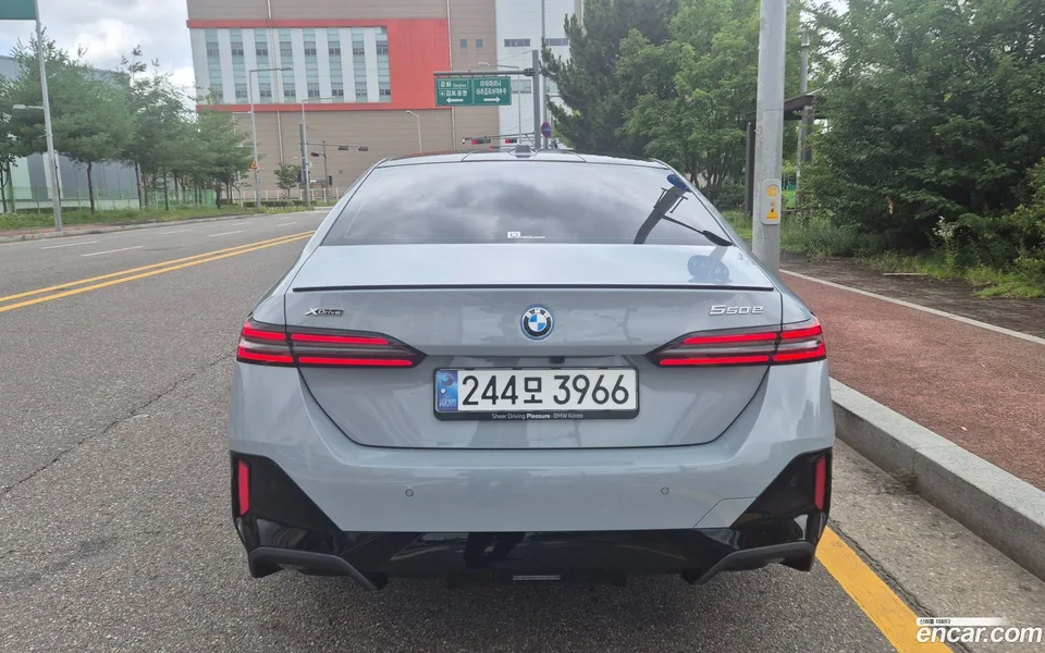 BMW 5 Series 550e xDrive M 2025 — thumbnail 4