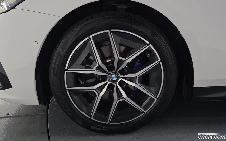 BMW 5 Series 520i M 2025 — thumbnail 2