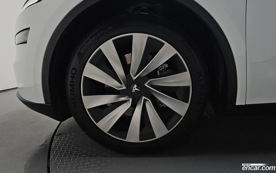 Tesla Model Y RWD 2025 — thumbnail 5