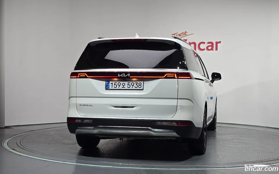 Kia Carnival 7 2023 — thumbnail 4