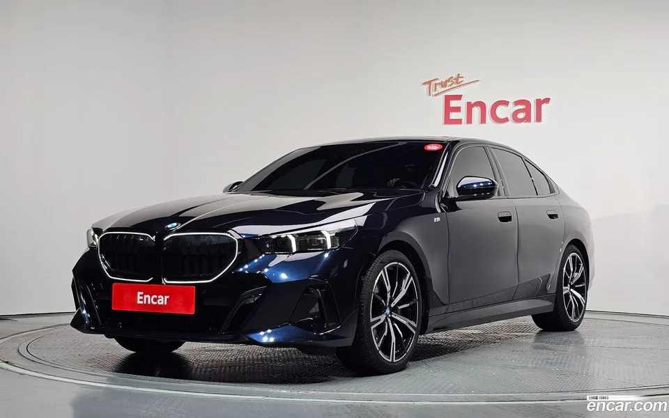 BMW 5 Series 530i xDrive M 2024 — фото 1, купить с доставкой в Москву