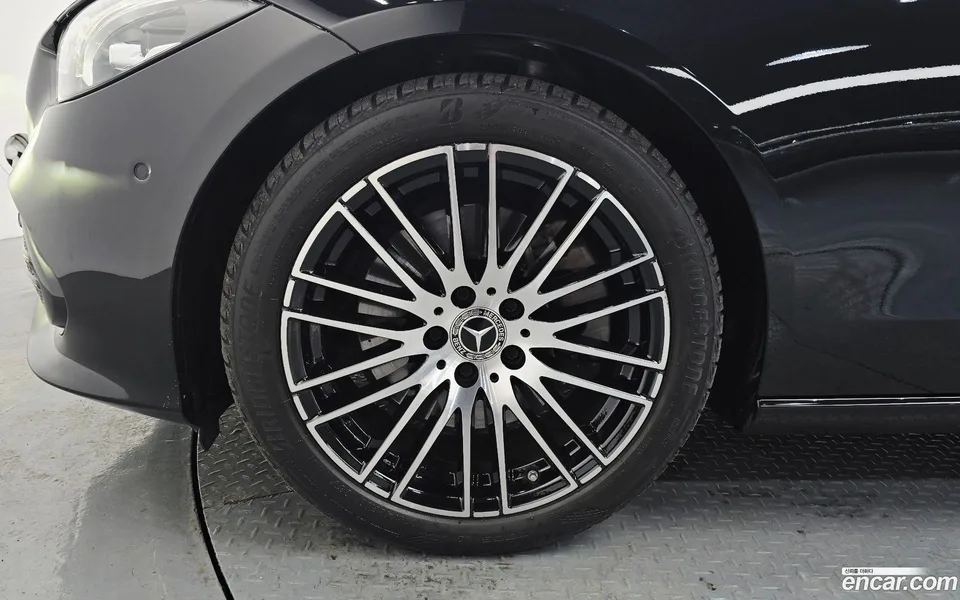 Mercedes-Benz C-Class C300 4MATIC 2023 — thumbnail 5