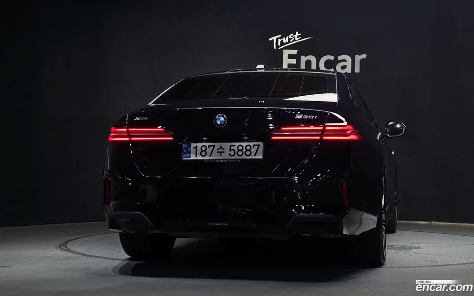 BMW 5 Series 530i xDrive M 2024 — thumbnail 4