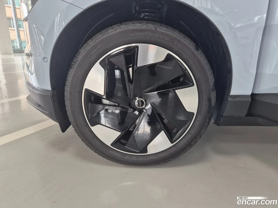 Volvo EX30 2025 — миниатюра 2