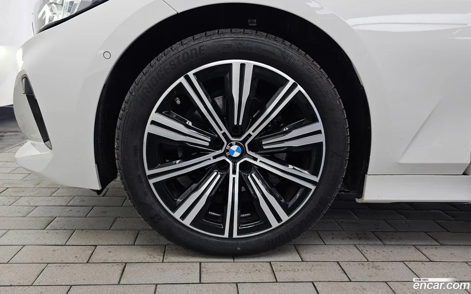 BMW 3 Series 320d 2025 — thumbnail 2