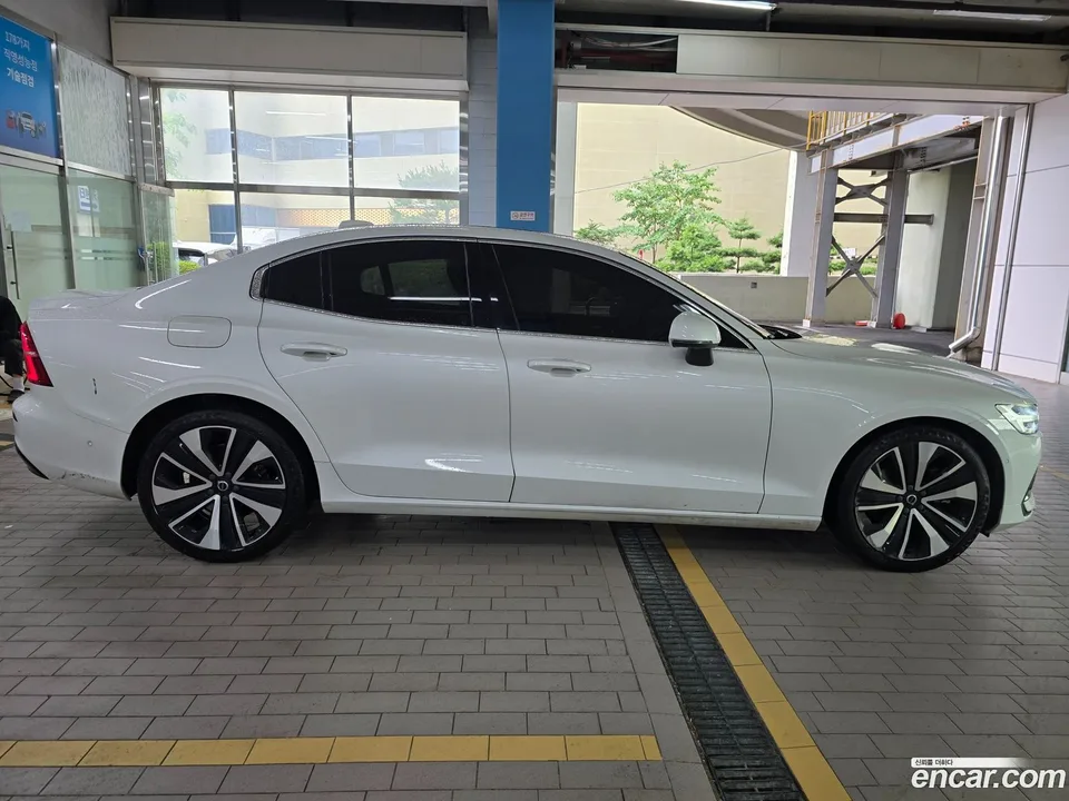 Volvo S60 B5 2023 — thumbnail 4