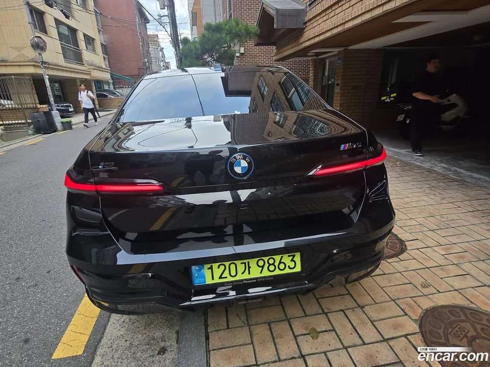 BMW i7 M70 xDrive 2024 — thumbnail 2