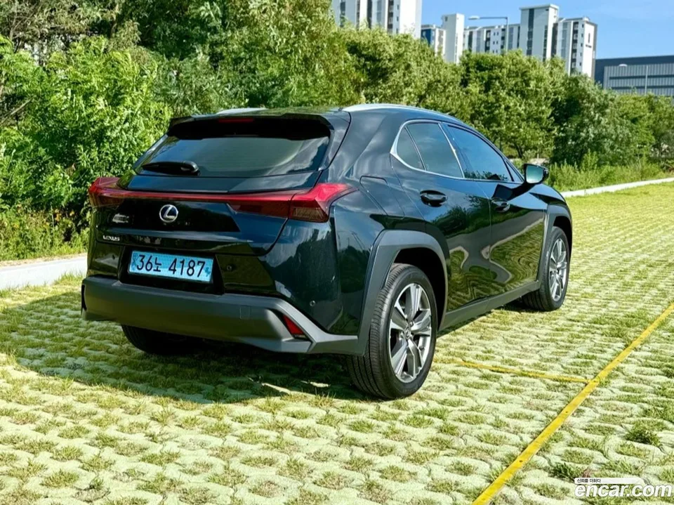 Lexus UX 300e 2WD 2022 — thumbnail 4
