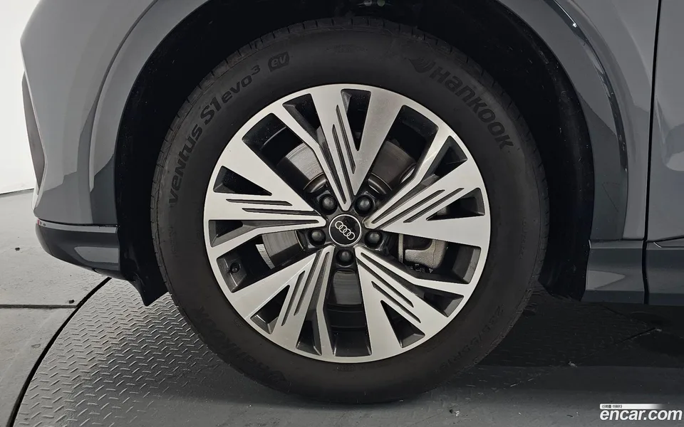 Audi Q4 e-tron 45 2025 — thumbnail 2
