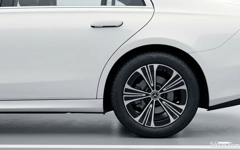 Mercedes-Benz E-Class E200 2025 — thumbnail 2