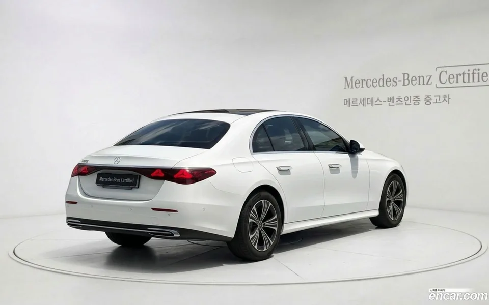 Mercedes-Benz E-Class E200 2025 — thumbnail 4