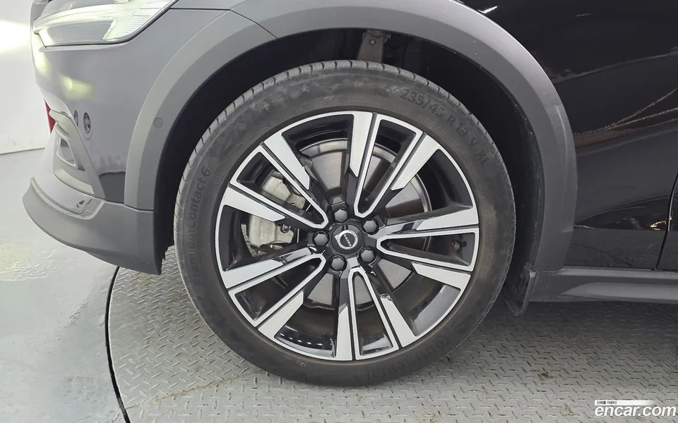 Volvo V60 Cross Country B5 AWD 2024 — миниатюра 2