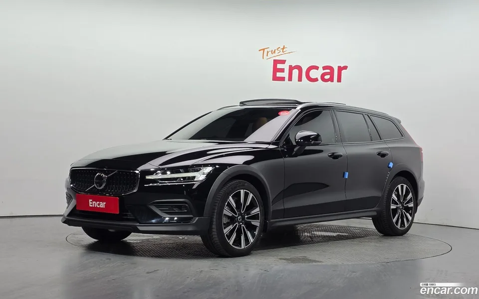 Volvo V60 Cross Country B5 AWD 2024 — фото 1, купить с доставкой в Москву