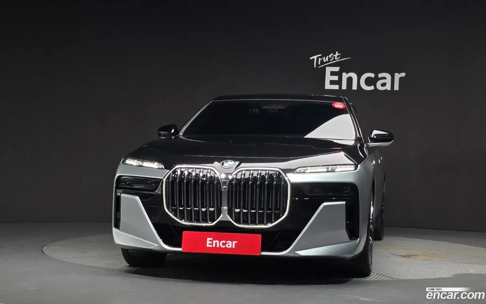 BMW 7 Series 740i sDrive M 2023 — thumbnail 3
