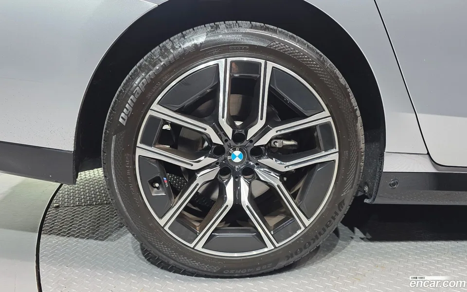 BMW 7 Series 740i sDrive M 2023 — thumbnail 5