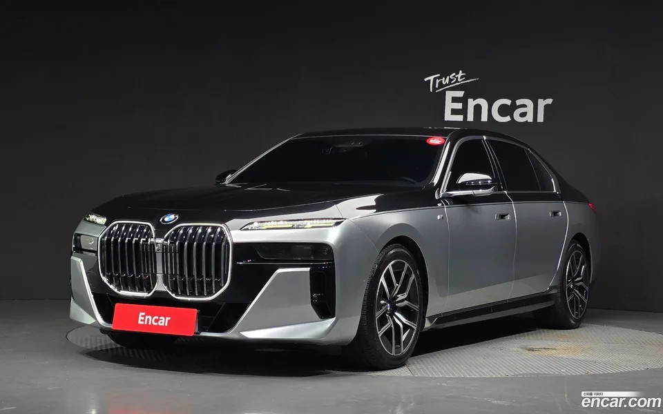 BMW 7 Series 740i sDrive M 2023 — photo 1, buy with delivery to Moscow