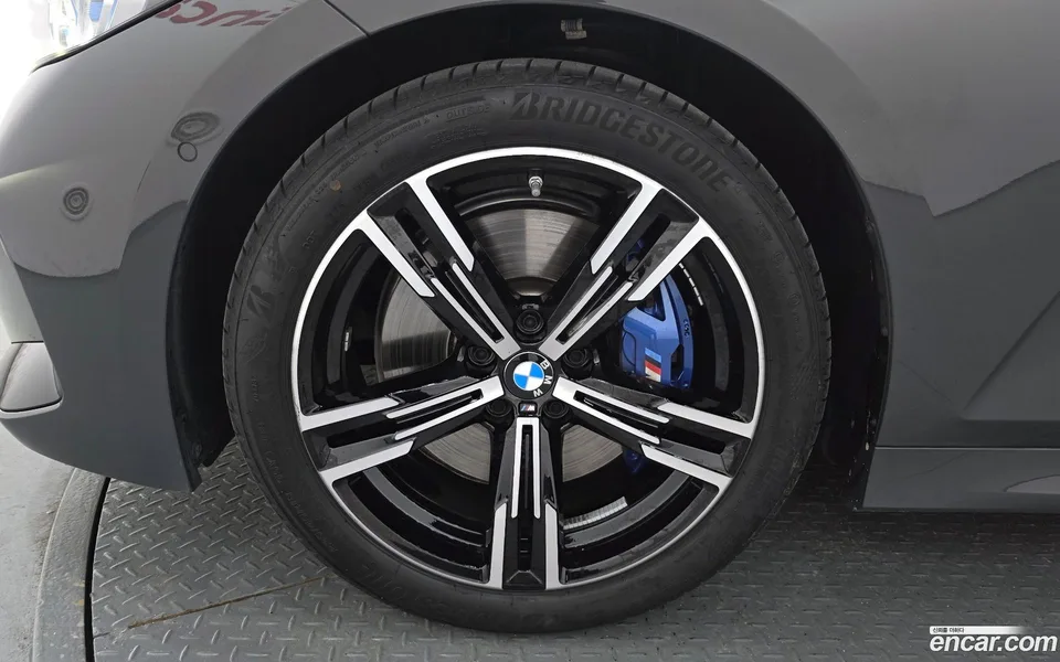 BMW 3 Series 320i M 2025 — thumbnail 2