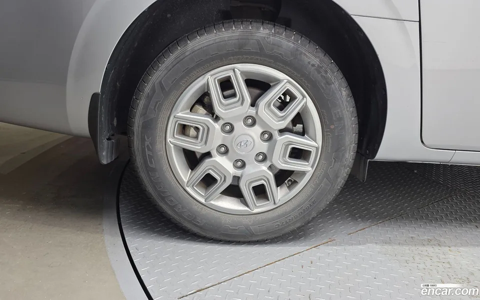 Hyundai Staria L3.5 5 2023 — thumbnail 2