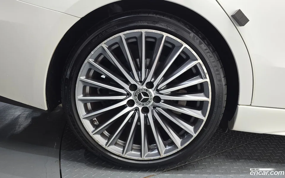 Mercedes-Benz C-Class C300 4MATIC AMG Line 2023 — thumbnail 5
