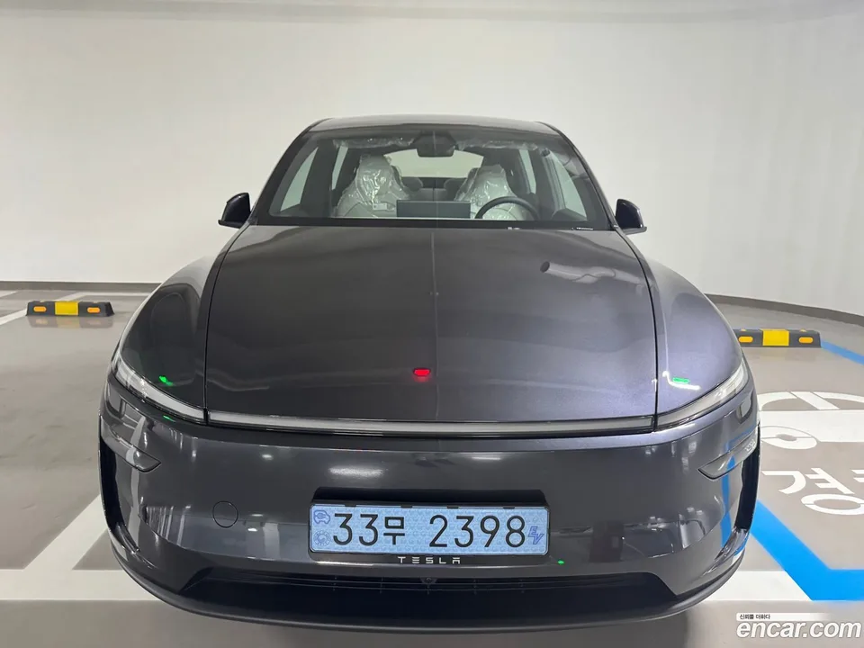 Tesla Model Y L AWD 2026 — photo 1, buy with delivery to Moscow