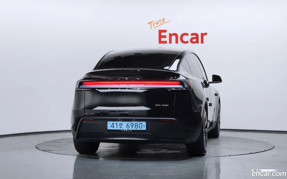 Tesla Model Y AWD 2026 — thumbnail 4