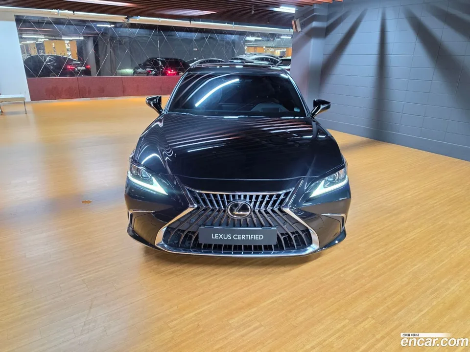 Lexus ES 300h 2023 — thumbnail 3