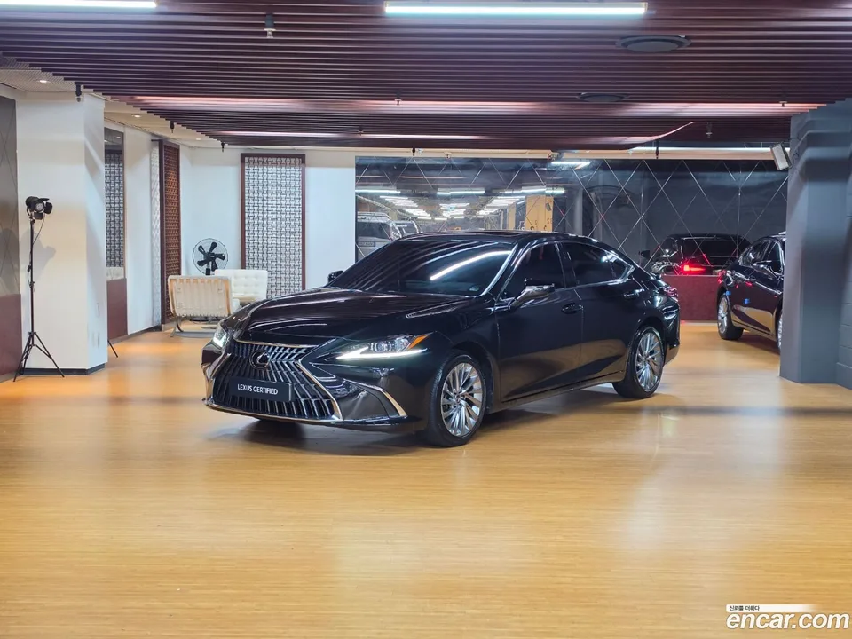 Lexus ES 300h 2023 — photo 1, buy with delivery to Moscow