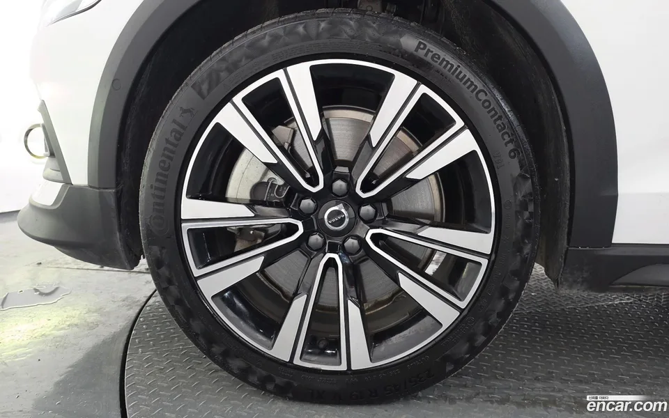 Volvo V60 Cross Country B5 AWD 2024 — thumbnail 2