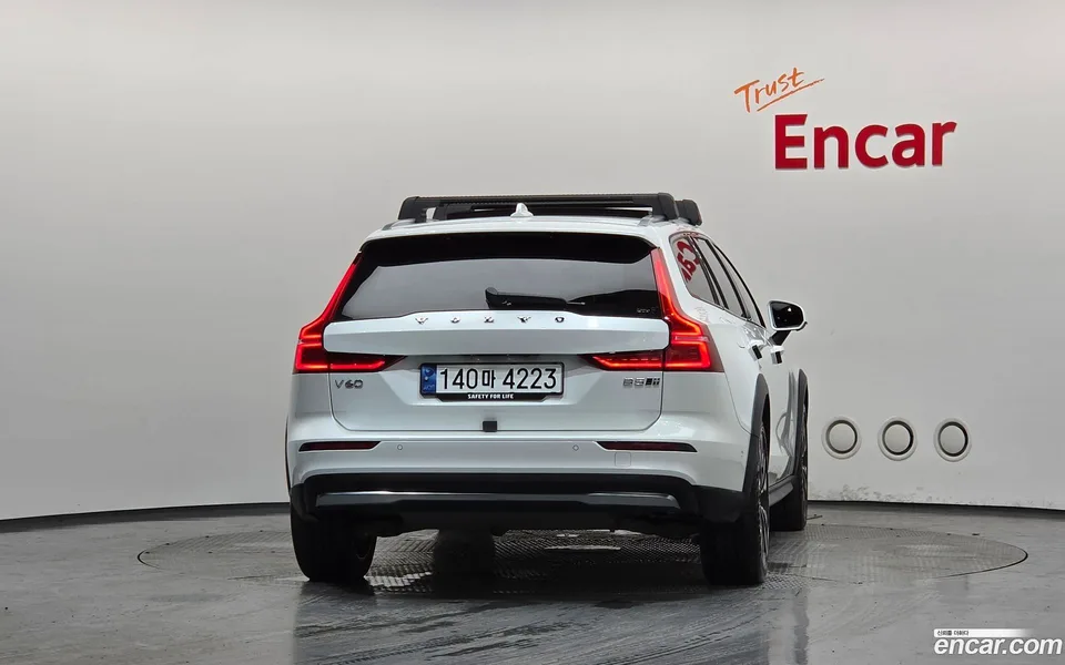 Volvo V60 Cross Country B5 AWD 2024 — thumbnail 4