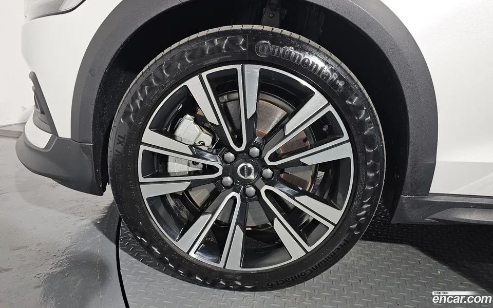 Volvo V60 Cross Country B5 AWD 2024 — миниатюра 2