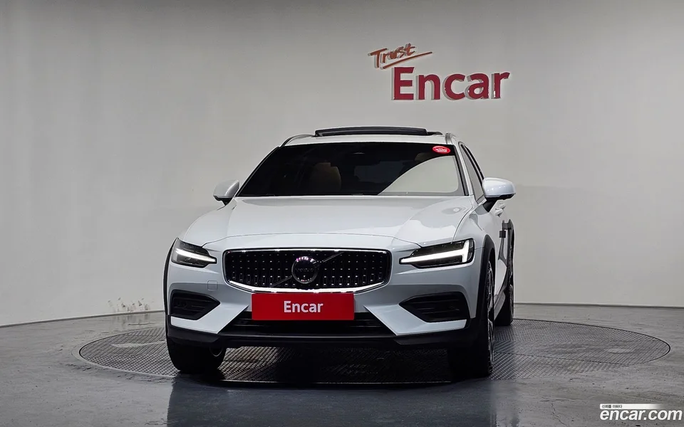 Volvo V60 Cross Country B5 AWD 2024 — миниатюра 3