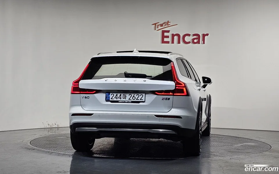 Volvo V60 Cross Country B5 AWD 2024 — миниатюра 4