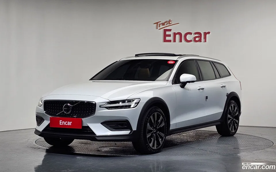 Volvo V60 Cross Country B5 AWD 2024 — фото 1, купить с доставкой в Москву