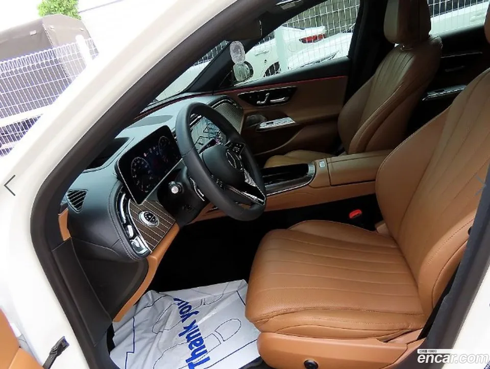 Mercedes-Benz E-Class E300 4MATIC 2024 — thumbnail 2