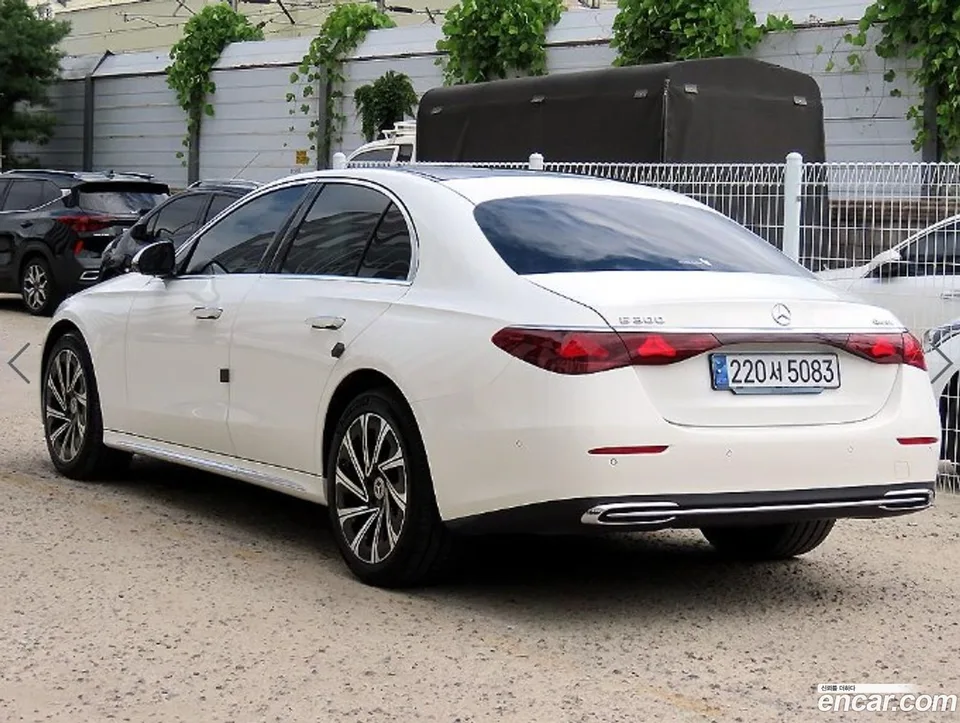 Mercedes-Benz E-Class E300 4MATIC 2024 — thumbnail 3