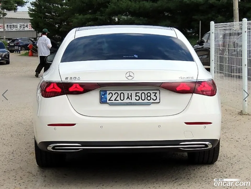 Mercedes-Benz E-Class E300 4MATIC 2024 — thumbnail 4