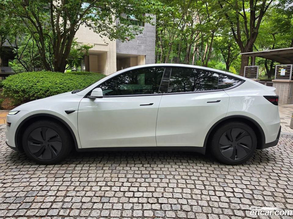 Tesla Model Y RWD 2025 — thumbnail 3