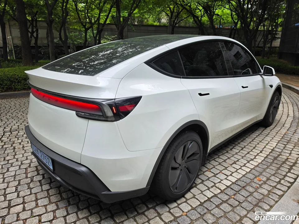 Tesla Model Y RWD 2025 — thumbnail 4