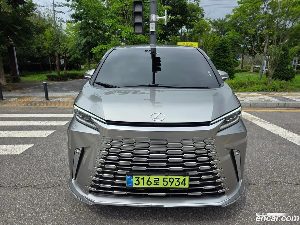 Lexus LM 500h 2025 — thumbnail 3