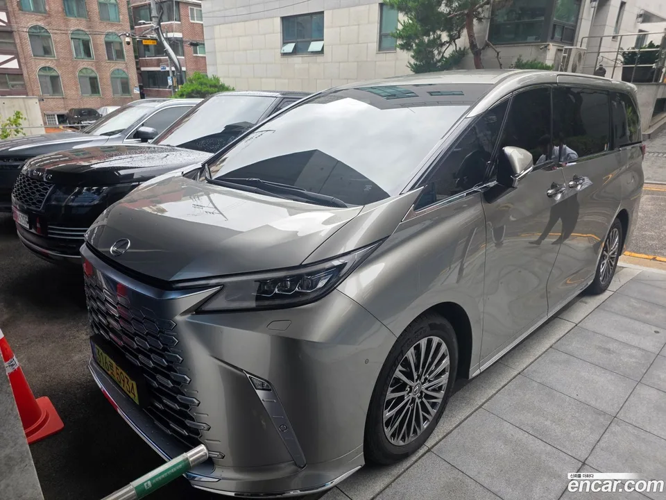 Lexus LM 500h 2025 — photo 1, buy with delivery to Moscow