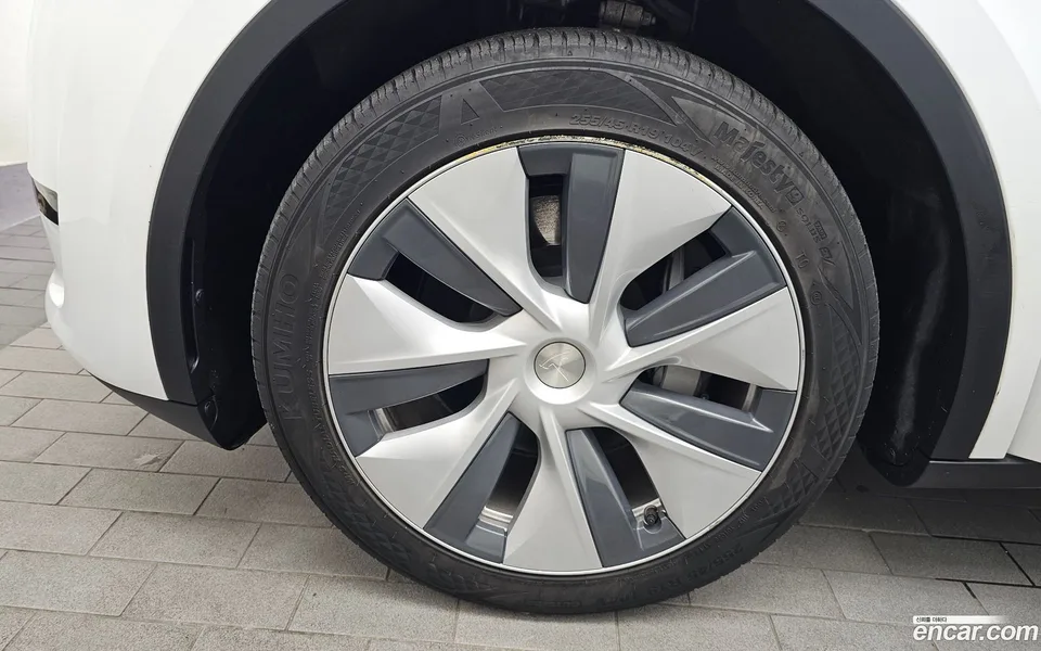 Tesla Model Y RWD 2023 — миниатюра 2