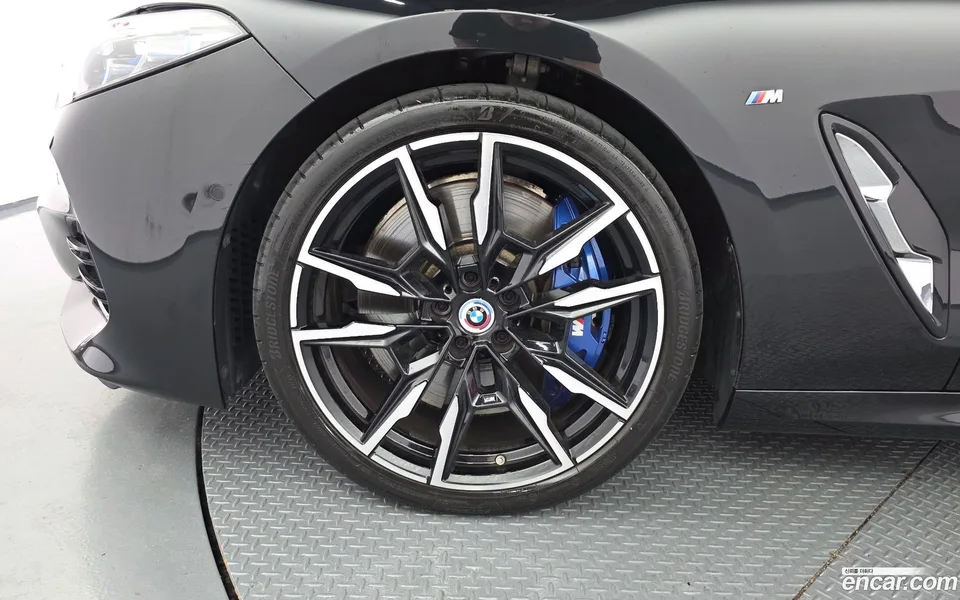 BMW 8 Series M850i xDrive 2023 — thumbnail 2