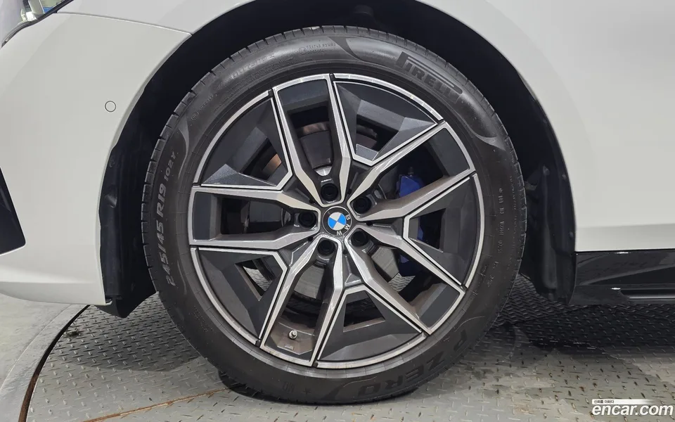 BMW 5 Series 520i M 2025 — thumbnail 2