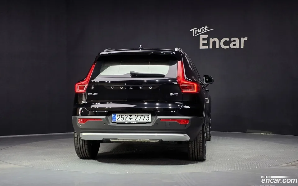 Volvo XC40 B4 2025 — thumbnail 4